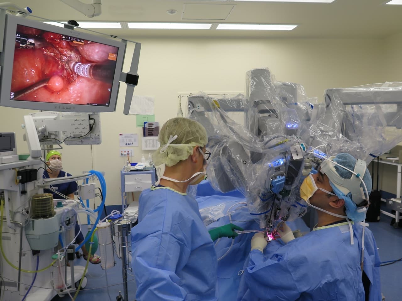 Surgical team working at the da Vinci robot during transoral robotic surgery.