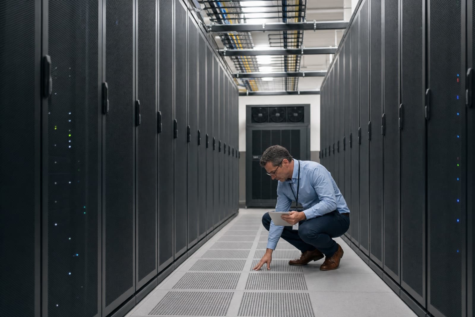 Precision cooling plant in a data centre hall